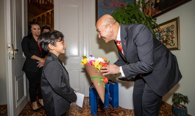 Minik başkandan &quot;Her Mahalleye Bir Kütüphane&quot; Kampanyasına Destek