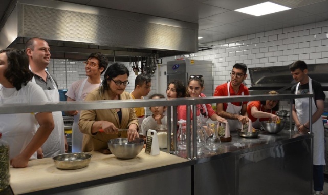 Anneleri İçin Limonata ve Şerbet Yaptılar