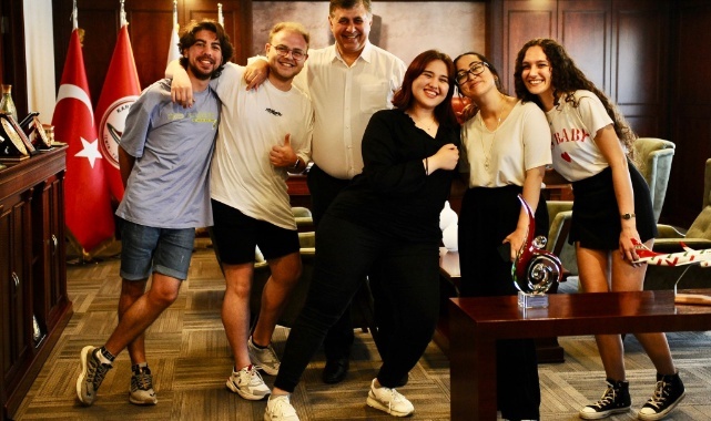 Başkan Tugay Gençlerle Omuz Omuza