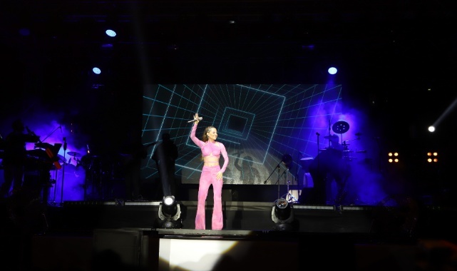 Derya Uluğ Bayındırlılara Unutulmaz Bir Gece Yaşattı