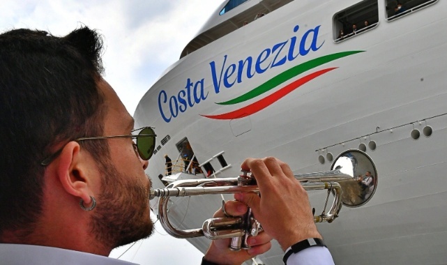 İkinci Gemi İzmir Limanı’na Yanaştı