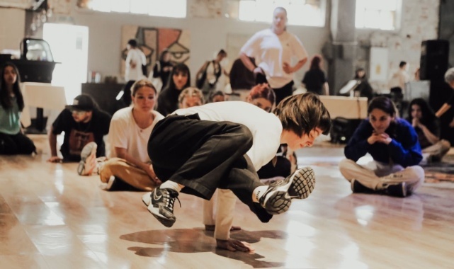 İzmir Uluslararası Gençlik ve Dans Festivali Renkli Görüntülere Sahne Oldu