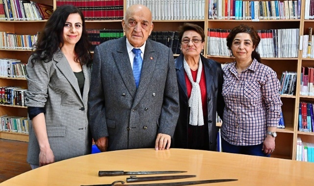 İzmirliler 100. Yıl Anı Evi için Sandıkları Açtı