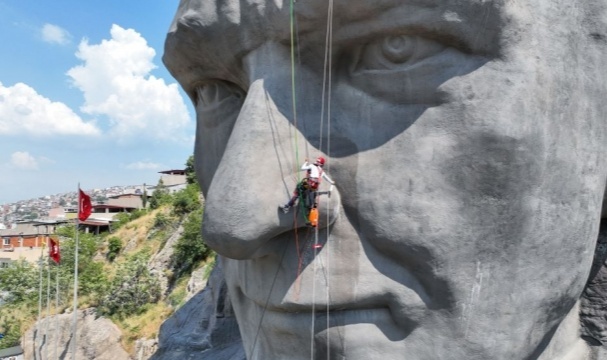 Atatürk Maskı'na Dağcılarla Özel Bakım