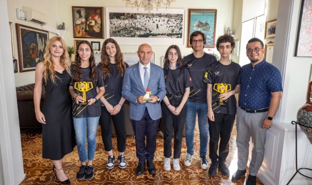 Başkan Soyer Robot Dünya Şampiyonlarını Ağırladı