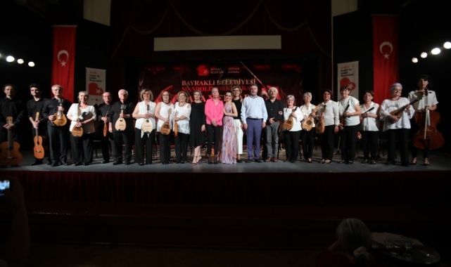 Bayraklı Mandolin Orkestrası ‘Yaza Merhaba’ Dedi