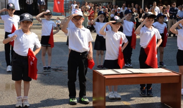 Çocuk Şube Müdürlüğü, İl Emniyet Müdürü Mehmet Şahne Öğrencilerin Karne Heyecanına Ortak Oldu.