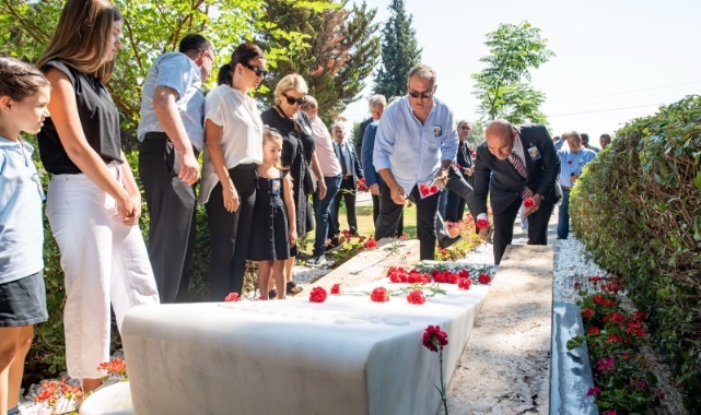 ​İzmir'in Unutulmaz Başkanı Ahmet Piriştina Kabri Başında Anıldı
