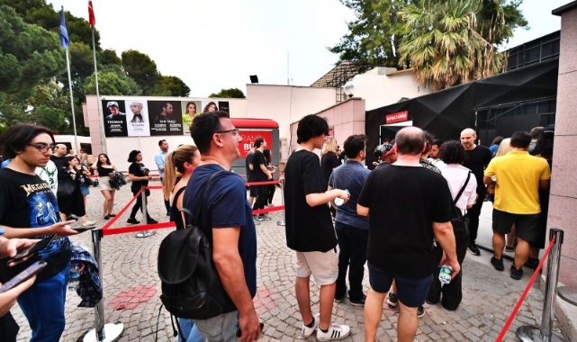 İzmirli Gençler Salonları Doldurdu