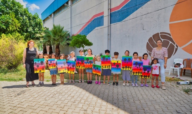 Minik Ressamlar Tuval Başında