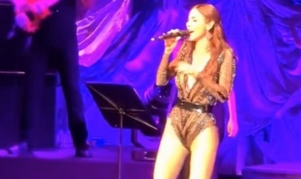 Sahnede Yavaş Yavaş Soyundu!