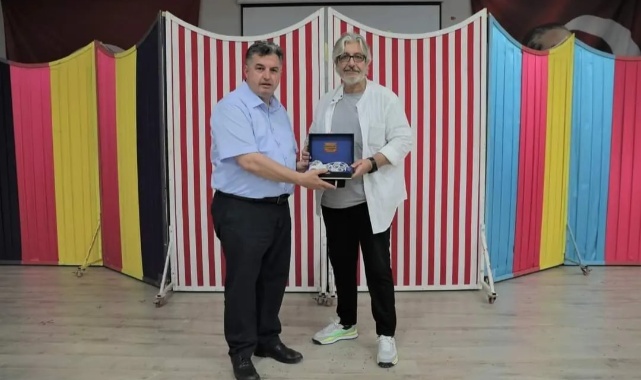 Uygur Çocuk Tiyatrosu Kınık'ta Sahne Aldı