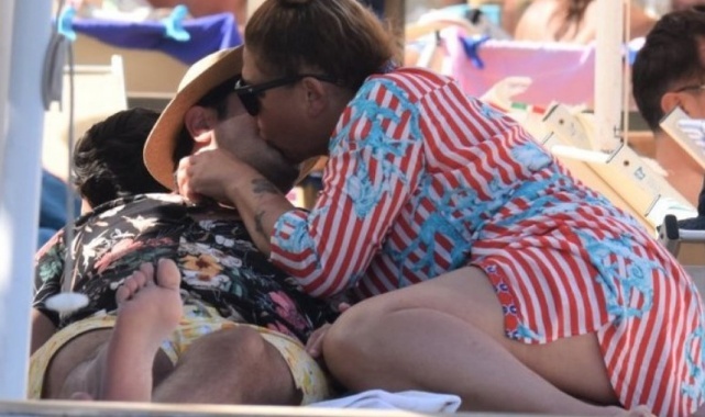 18 Yaş Küçük Sevgiliyle Plajda Dudak Dudağa