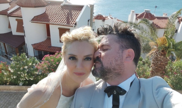3 Aylık Sevgilisiyle Evlendi