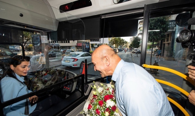 Başkan Soyer’den Darp Edilen Kadın Soföre Otobüsünde Ziyaret