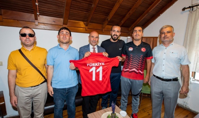 Başkan Soyer Görme Engelli Sporcuları Ağırladı