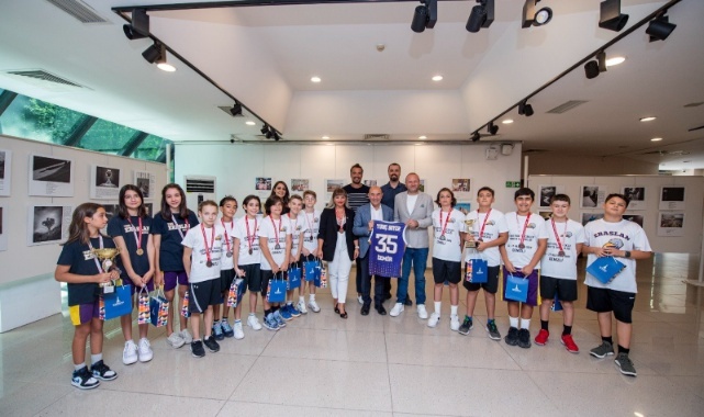 Başkan Soyer, Özel Eraslan Okulu’nun Şampiyonlarını Ağırladı