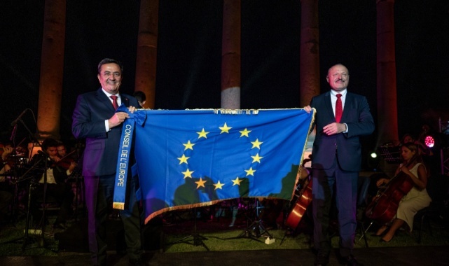 Batur: “Avrupa Şeref Bayrağı’nı Gururla Taşıyacağız”