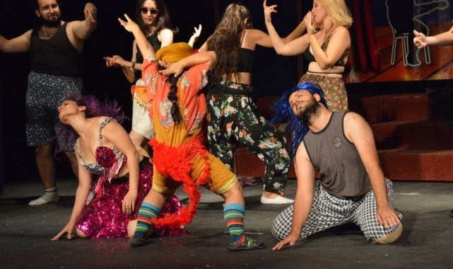 Genç İzmir’in İlk Oyunu Sahnede