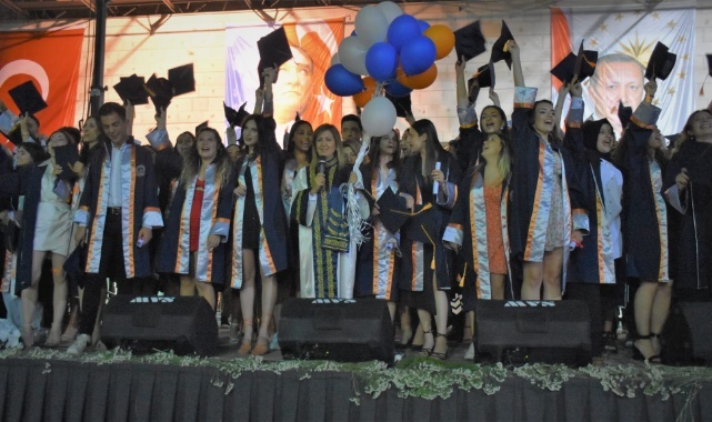 İzmir Demokrasi Üniversitesi Mezunlarını Görkemli Bir Törenle Uğurladı