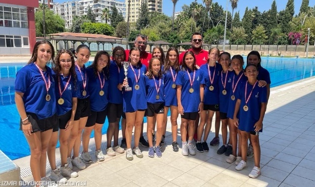 İzmir, Havuzda Şampiyon