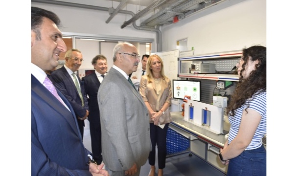 İzmir Valisi Köşger&#039;den İAOSB&#039;nin Okuluna Tam Not