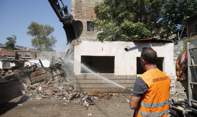 Konak’ta Tehlikeli Yapı Yıkıldı