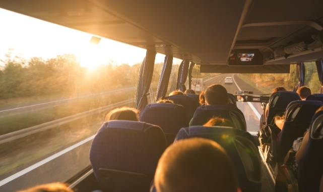 Otobüs Biletleri Uçtu… Öğrenciler İçin Soyer Devreye Girdi: &#039;Eve Dönüş Bileti Bizden&#039;