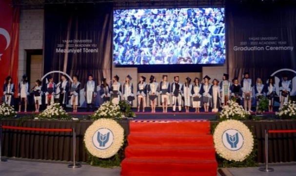Yaşar Üniversitesi'nde Mezuniyet Heyecanı