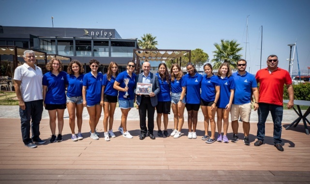 Başkan Soyer Şampiyon Sutopu Takımını Kutladı