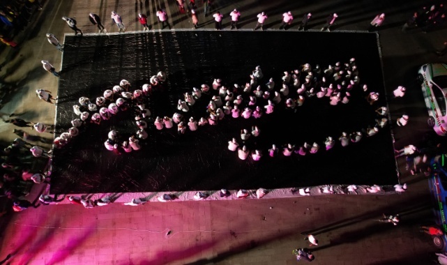 Bayraklılı gençlerden Kocatepe’de Atatürk imzası