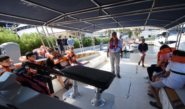 Çocuklar yazın keyfini yüzme dersleriyle çıkarıyor