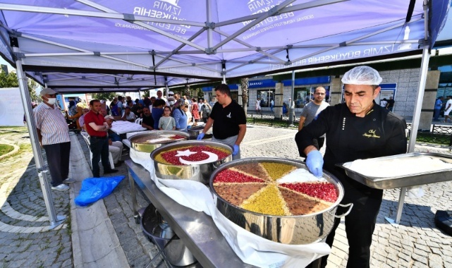 İzmir Büyükşehir Belediyesi Aşure Bereketini 12 Bin Kişiyle Paylaştı