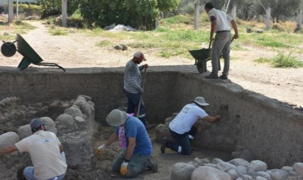 İzmir&#039;de 5 bin yıllık mermer idol bulundu