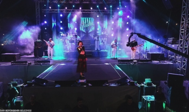 İzmirliler 30 Ağustos’u Zeynep Bastık konseriyle kutladı