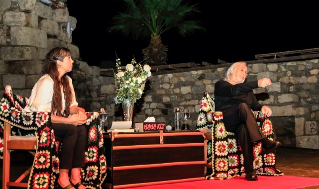 Sığacık Müjdat Gezen'i ayakta alkışladı