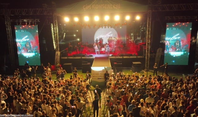 Binlerce İzmirli Gülşen’in şarkılarını söyledi