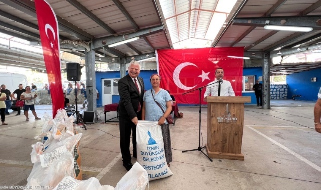 Büyükşehir’den Dikili’deki üreticiye yem desteği