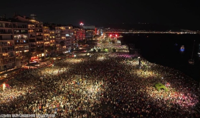 İzmir’in kurtuluşunun 100. yılında tarihe geçen kutlama yapıldı
