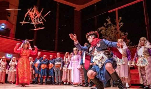 İzmirli muhtarlar ilk defa çıktıkları sahnede devleşti