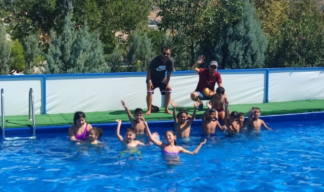 Roman çocuklar hem eğlendi hem yüzme öğrendi