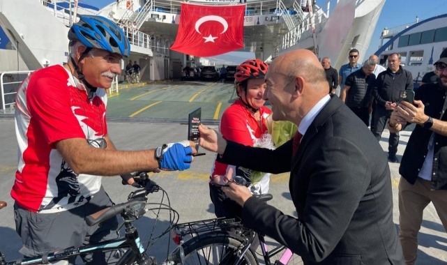 Başkan Soyer&#039;den 350 bininci bisikletli yolcuya sürpriz