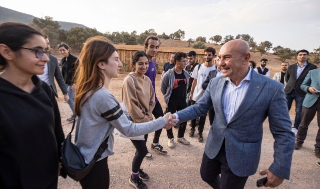 Başkan Soyer “Gençler Suyu Konuşuyor” temalı gençlik kampını ziyaret etti