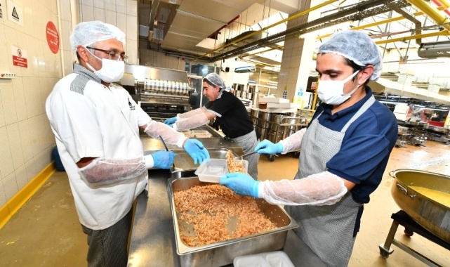 İzmir Büyükşehir Belediyesi öğrencilere yemek noktasını 6’ya çıkardı