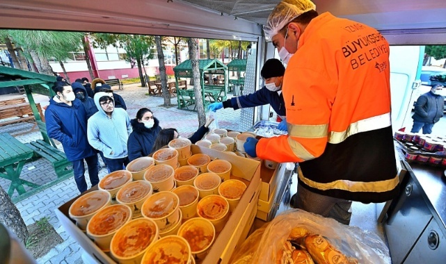 İzmir Demokrasi ve Bakırçay üniversitelerinde de yemek hizmeti başladı