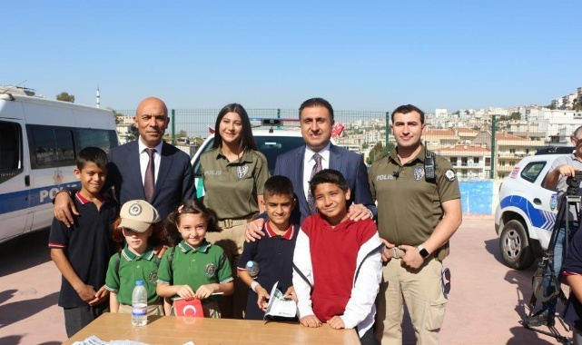 İzmir İl Milli Eğitim Müdürlüğü ve İzmir İl Emniyet Müdürlüğü İş Birliği İle “29 Ekim Cumhuriyet Bayramı Şenliği” Gerçekleştirildi