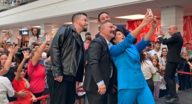 'Kim Bu Aile?nin İzmir Çıkartması