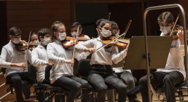 Çocukları için Sahnede