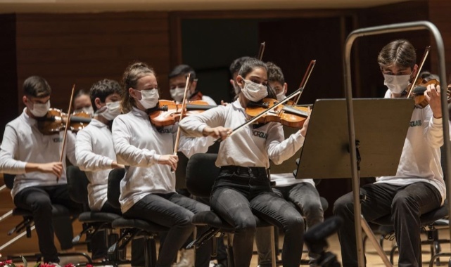 Çocukları için Sahnede