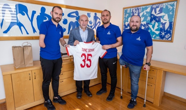 Dünya şampiyonu Ampute Milli Takımı&#039;nın kalecisi Erdi Arslan İzmir’in gururu oldu